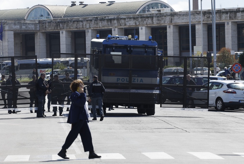 Controlli ai caselli e in stazioni per corteo pro Pal a Roma