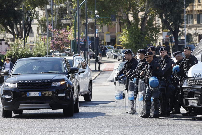 Controlli ai caselli e in stazioni per corteo pro Pal a Roma