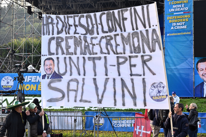 A Pontida slogan 'Italia non è una' e 'giù le mani da Salvini'