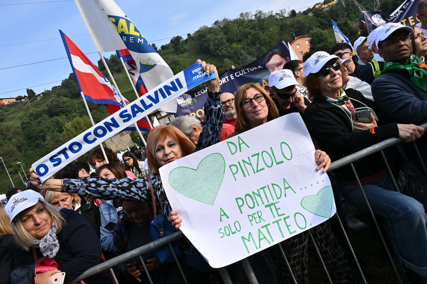 A Pontida slogan, Italia non e' una e Giu' le mani da Salvini