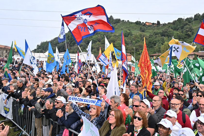 A Pontida slogan, Italia non e' una e Giu' le mani da Salvini