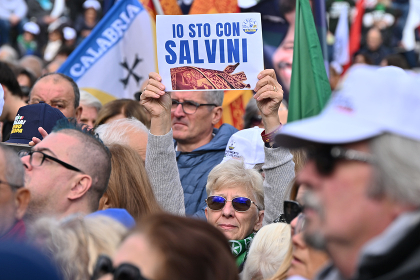 A Pontida slogan, Italia non e' una e Giu' le mani da Salvini