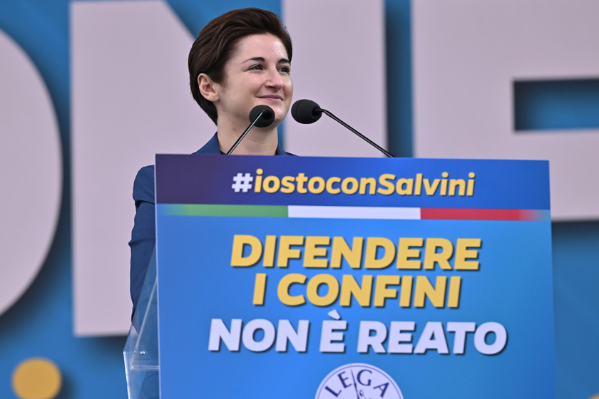 A Pontida slogan, Italia non e' una e Giu' le mani da Salvini