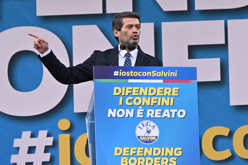 A Pontida slogan, Italia non e' una e Giu' le mani da Salvini