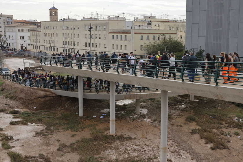 Aftermath of deadly floods in Spain as toll surpasses 150