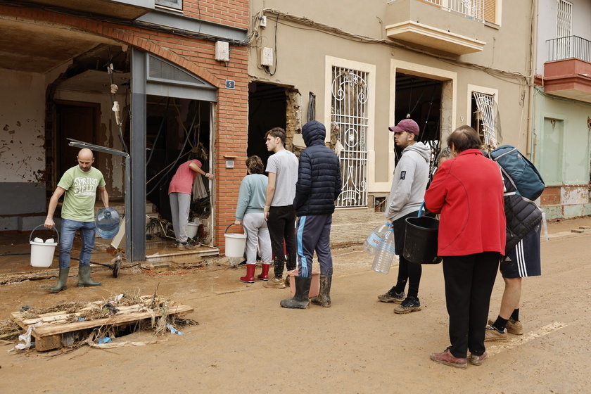 Aftermath of deadly floods in Spain as toll surpasses 150