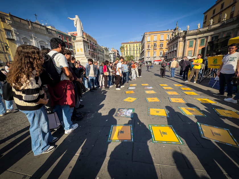 A Napoli il flash mob 'Urlo per il clima' organizzato da Legambiente