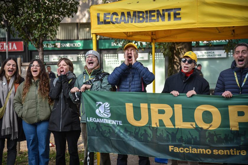 A Milano il flash mob 'Urlo per il clima!' in Piazza Dergano