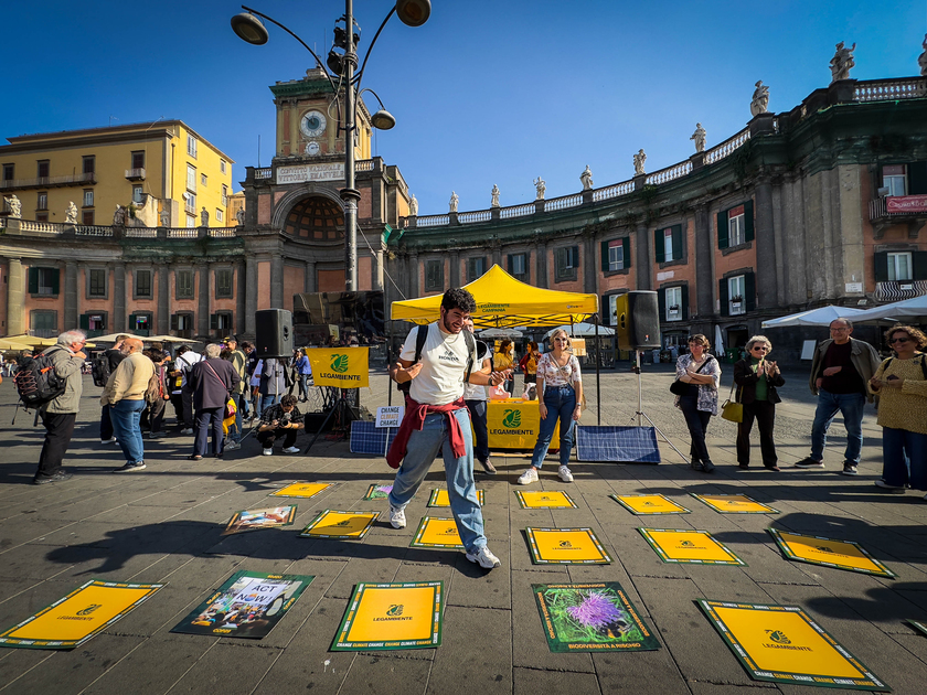 A Napoli il flash mob 'Urlo per il clima' organizzato da Legambiente