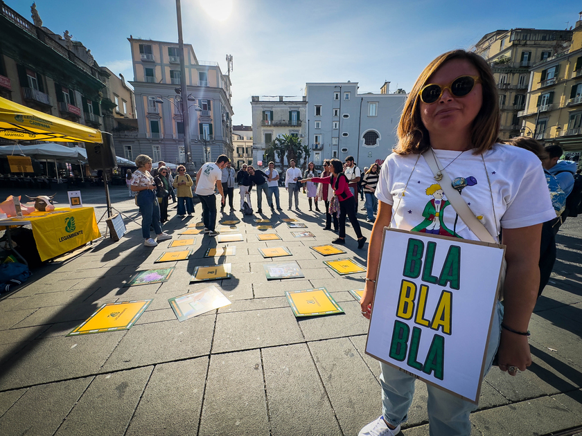 A Napoli il flash mob 'Urlo per il clima' organizzato da Legambiente