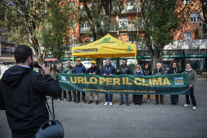 A Milano il flash mob 'Urlo per il clima!' in Piazza Dergano