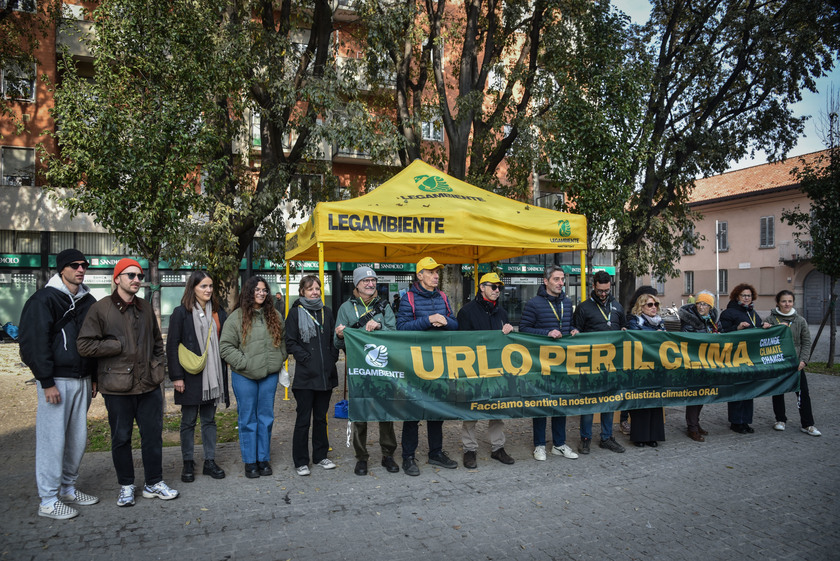 A Milano il flash mob 'Urlo per il clima!' in Piazza Dergano