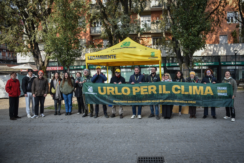 A Milano il flash mob 'Urlo per il clima!' in Piazza Dergano