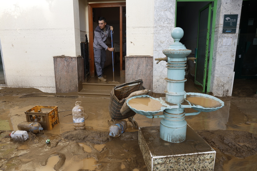 A high-altitude isolated depression brings rain to Malaga, Spain