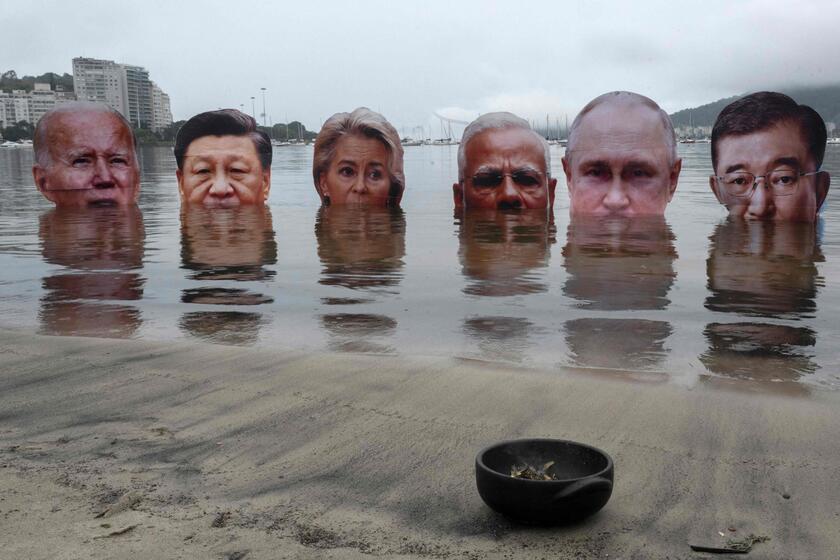 G20 - I volti dei leader sommersi dall'acqua, protesta dagli indigeni per la crisi climatica