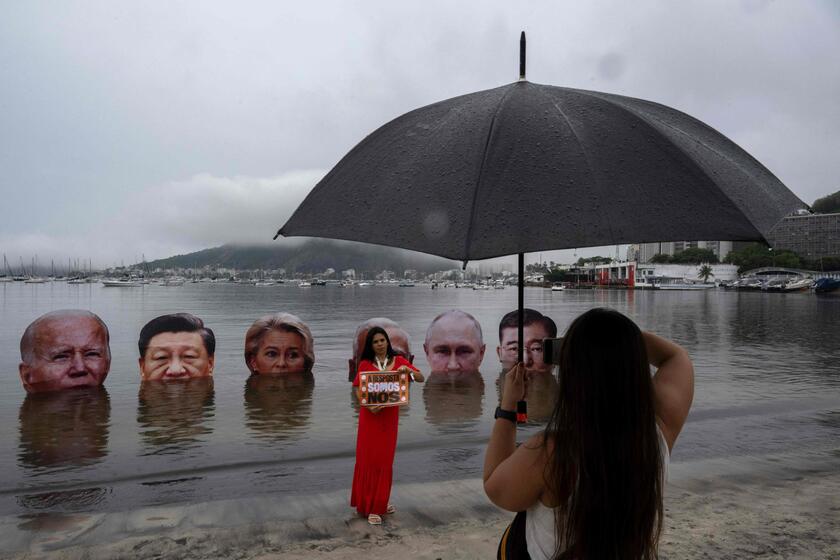 G20 - I volti dei leader sommersi dall'acqua, protesta dagli indigeni per la crisi climatica