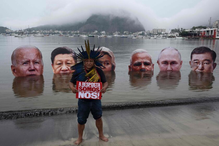 G20 - I volti dei leader sommersi dall'acqua, protesta dagli indigeni per la crisi climatica