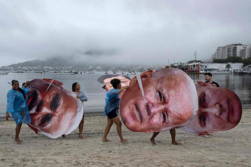 G20 - I volti dei leader sommersi dall'acqua, protesta dagli indigeni per la crisi climatica