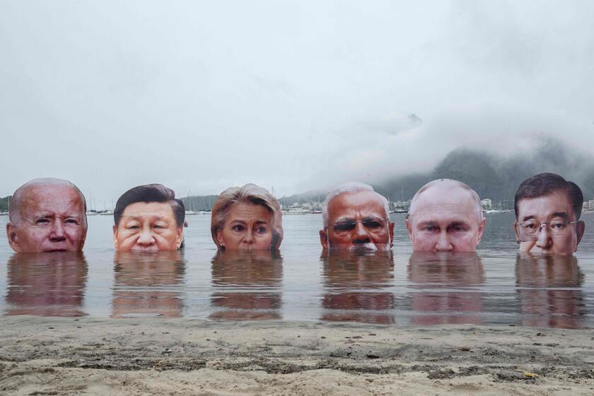 G20 - I volti dei leader sommersi dall'acqua, protesta dagli indigeni per la crisi climatica