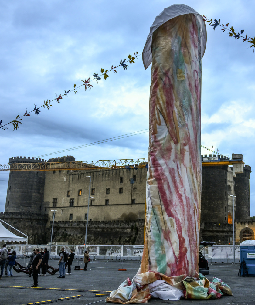 A Napoli una nuova installazione in piazza, la forma fa discutere