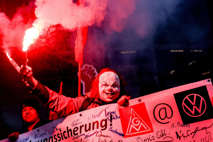 Protest in Wolfsburg supporting a third round of negotiations between IG Metall and Volkswagen