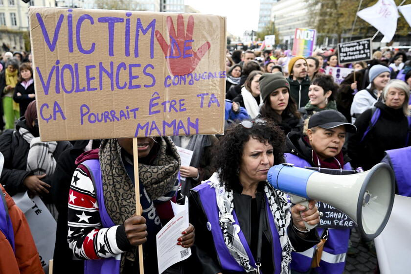 Le manifestazioni contro la violenza sulle donne nel mondo