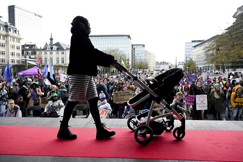 Le manifestazioni contro la violenza sulle donne nel mondo