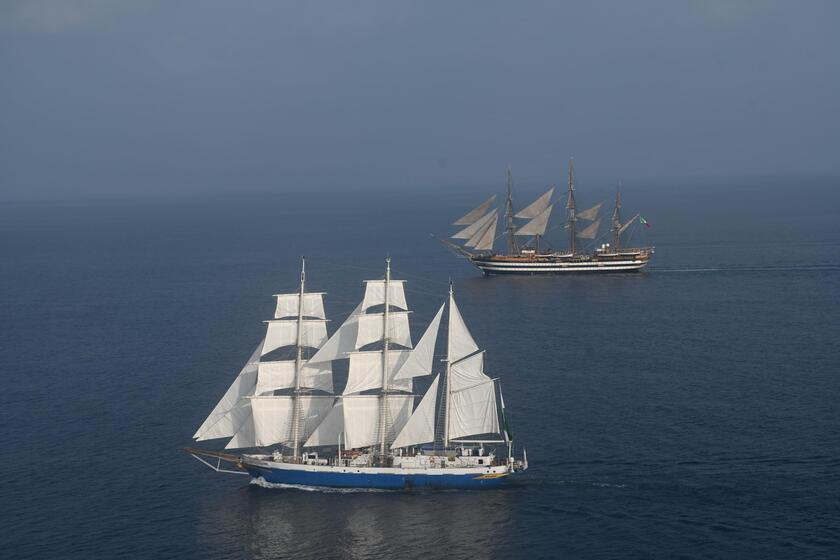 Incontro della nave Amerigo Vespucci con la ave a vela Tarangini della Marina Militare Indiana