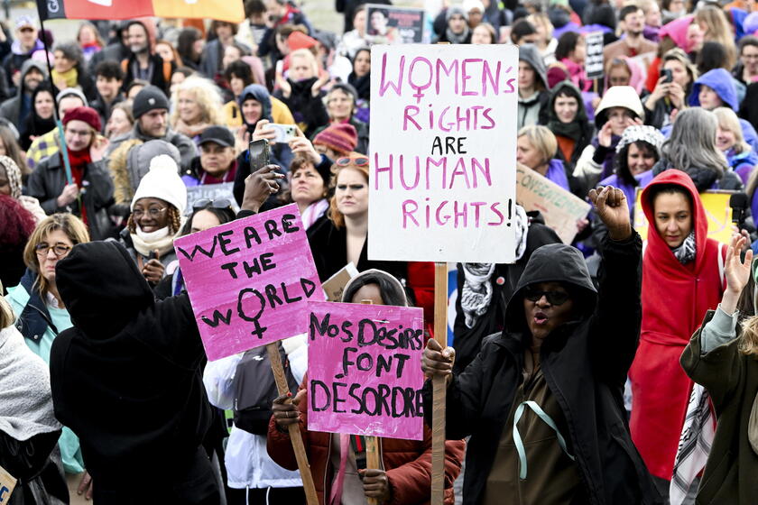 Le manifestazioni contro la violenza sulle donne nel mondo