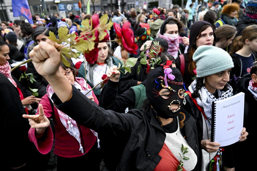 Le manifestazioni contro la violenza sulle donne nel mondo