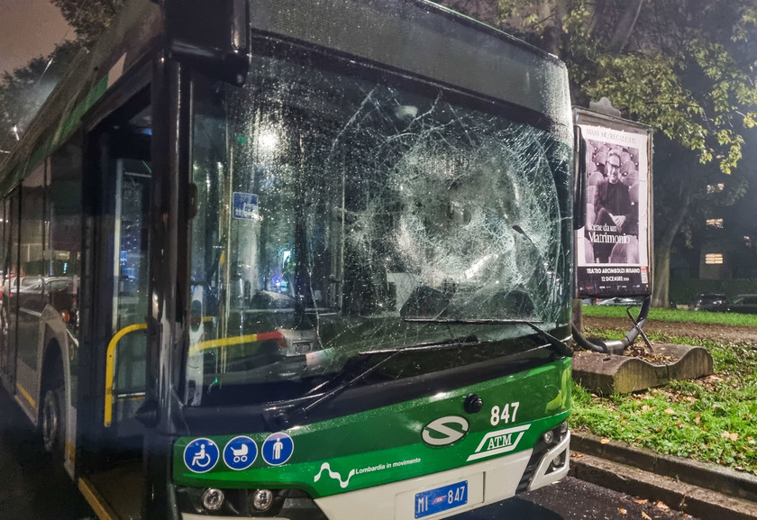 Notte di tensione in quartiere a Milano, vandalismi e cariche