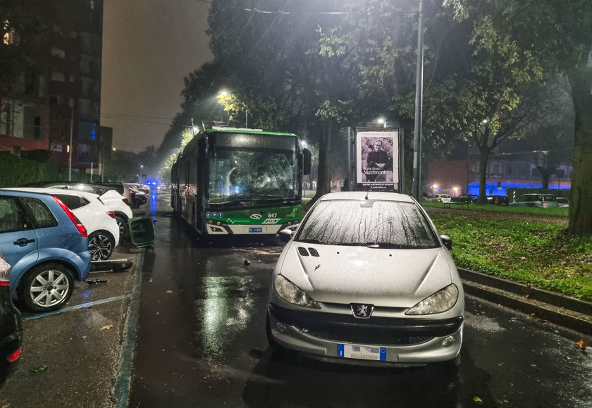 Notte di tensione in quartiere a Milano, vandalismi e cariche