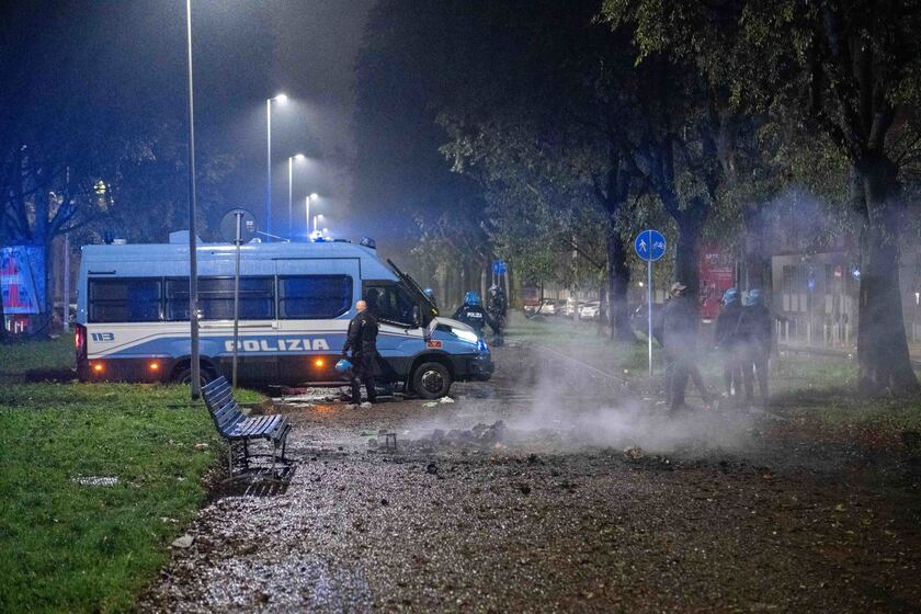 Notte di tensione in quartiere a Milano, vandalismi e cariche