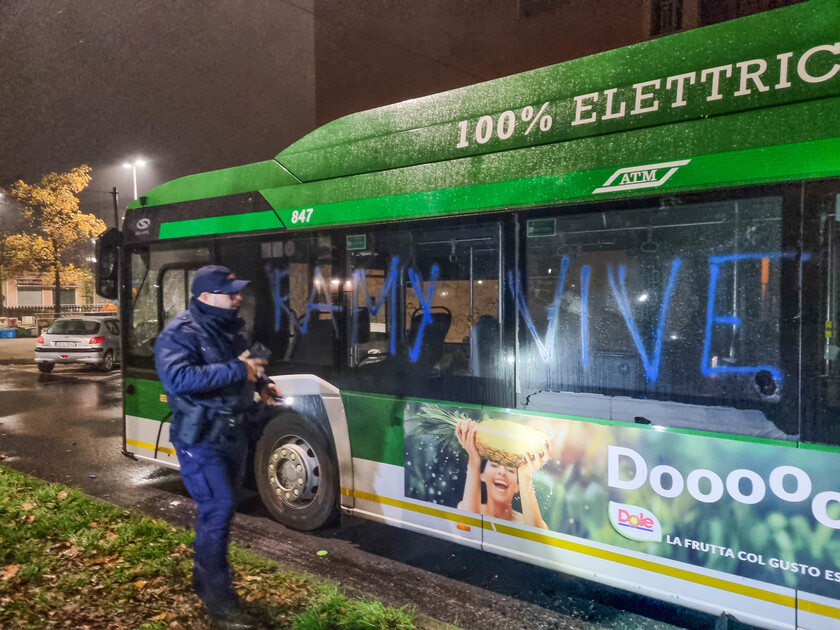 Notte di tensione in quartiere a Milano, vandalismi e cariche