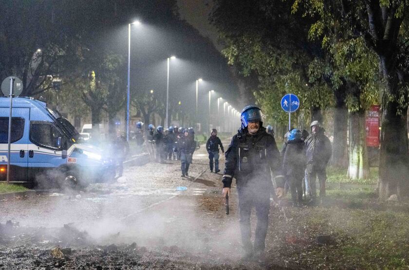 Notte di tensione in quartiere a Milano, vandalismi e cariche