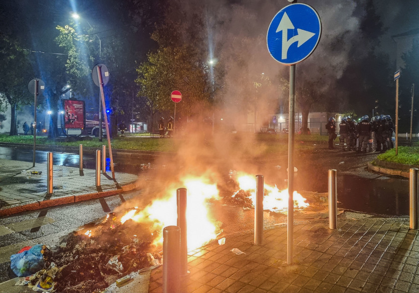 Notte di tensione in quartiere a Milano, vandalismi e cariche