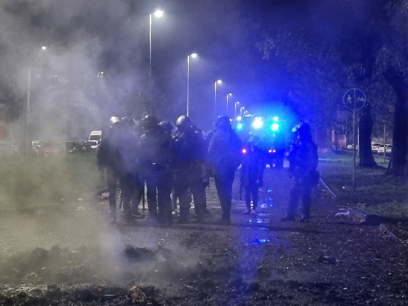 Notte di tensione in quartiere a Milano, vandalismi e cariche