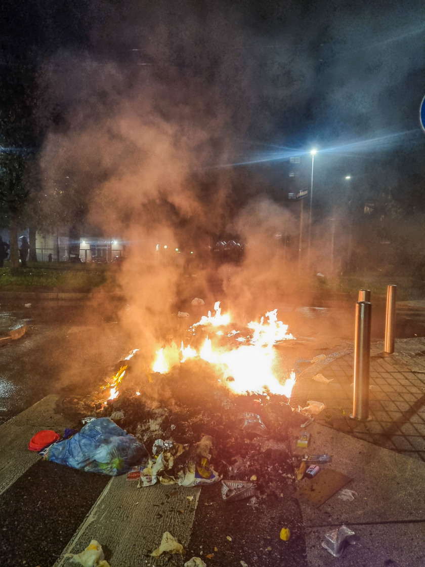 Notte di tensione in quartiere a Milano, vandalismi e cariche