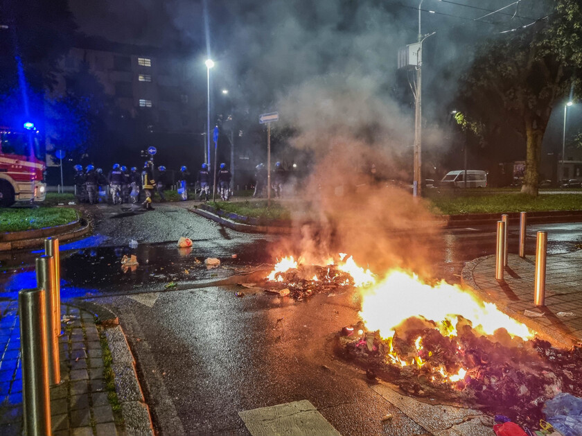 Notte di tensione in quartiere a Milano, vandalismi e cariche