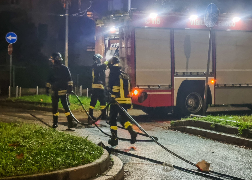 Notte di tensione in quartiere a Milano, vandalismi e cariche