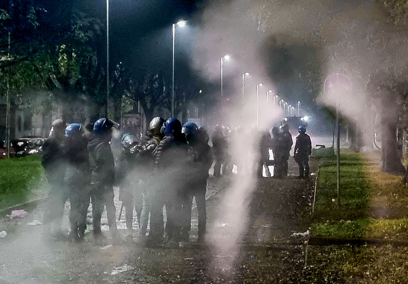 Notte di tensione in quartiere a Milano, vandalismi e cariche