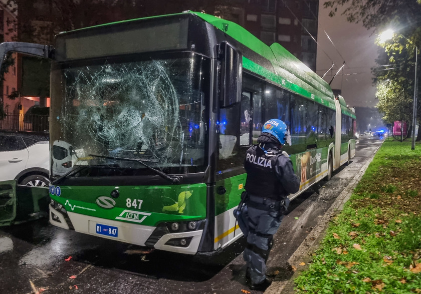 Notte di tensione in quartiere a Milano, vandalismi e cariche