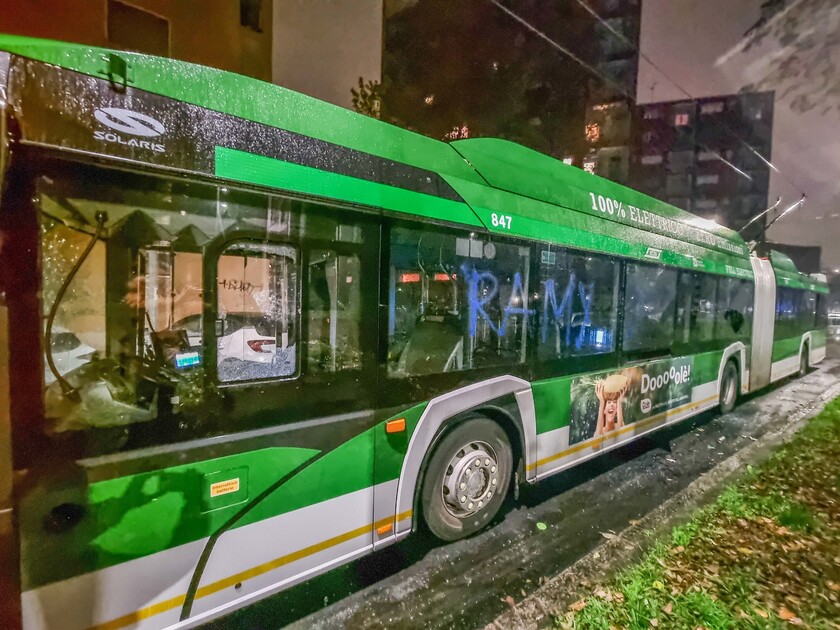 Notte di tensione in quartiere a Milano, vandalismi e cariche