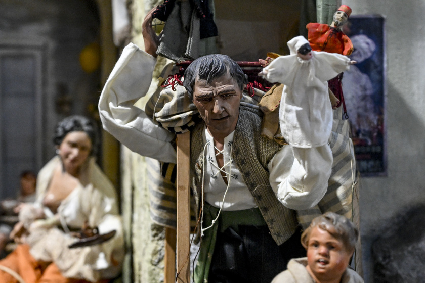 Napoli, alla chiesa di Santa Marta il Presepe dei fondaci con la statuina di Matilde Serao