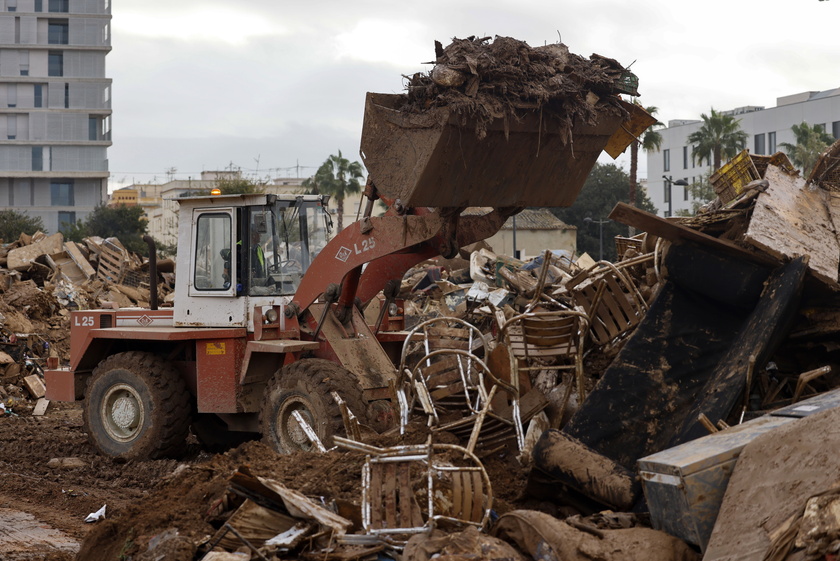 Aftermath of deadly floods in Spain as toll surpasses 200