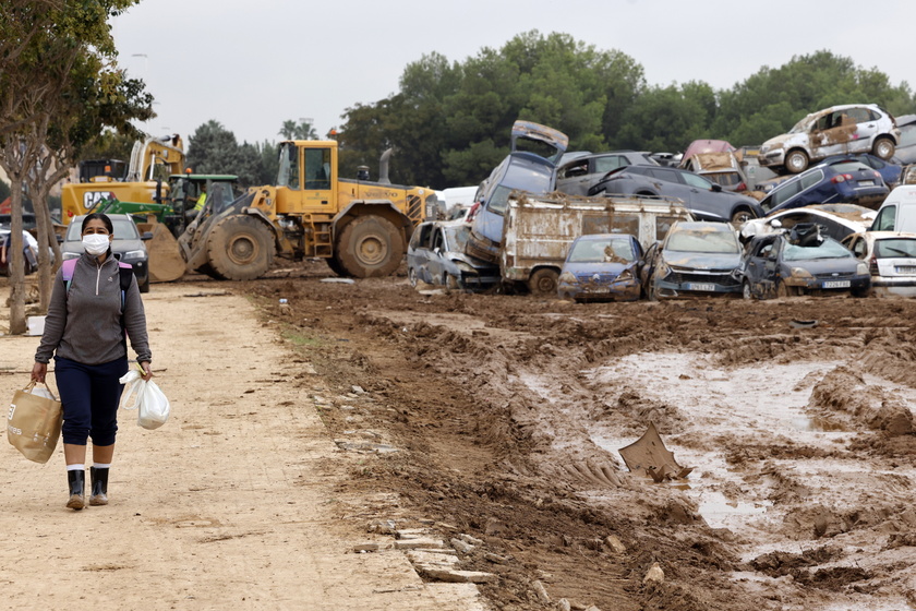 Search for missing people continues in the aftermath of deadly floods in Spain