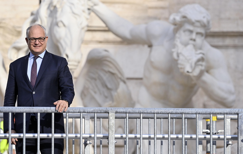 Il sindaco di Roma Roberto Gualtieri alla Fontana de Trevi (Foto Riccardo Antimiani)