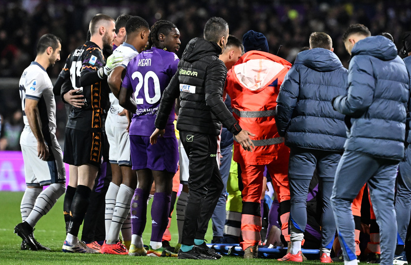 ++ Calcio: Bove si accascia al suolo,sospesa Fiorentina-Inter ++