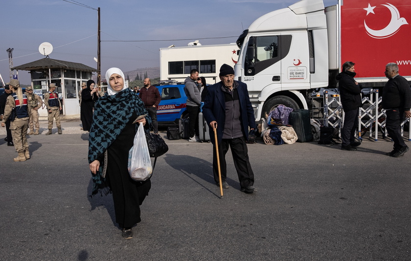 Syrians cross border from Turkey returning to Syria after rebel takeover of Damascus