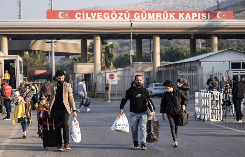 Syrians cross border from Turkey returning to Syria after rebel takeover of Damascus